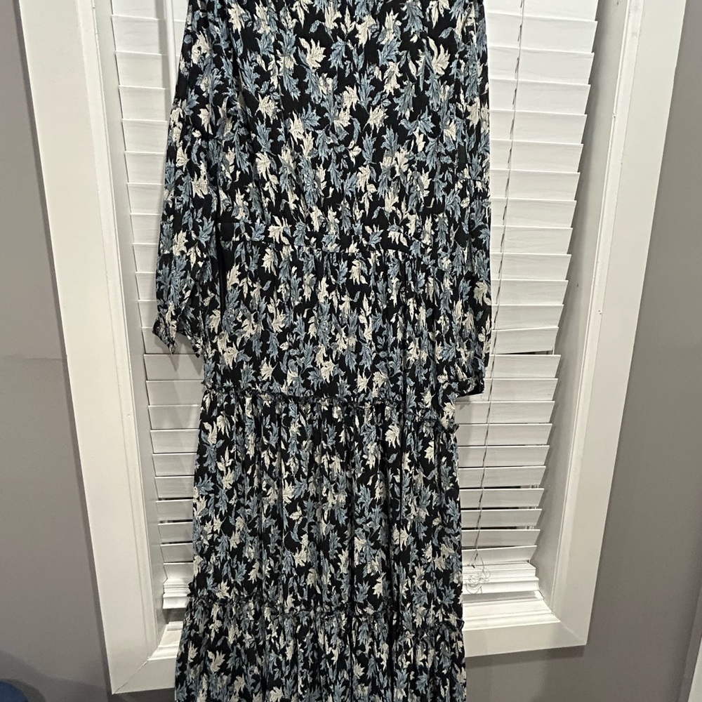 Chic Floral Maxi Dress in Black and blue